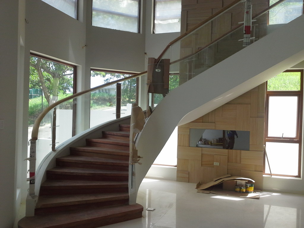 Frameless Glass in Winding Staircase using Curved Clear Tempered Glass