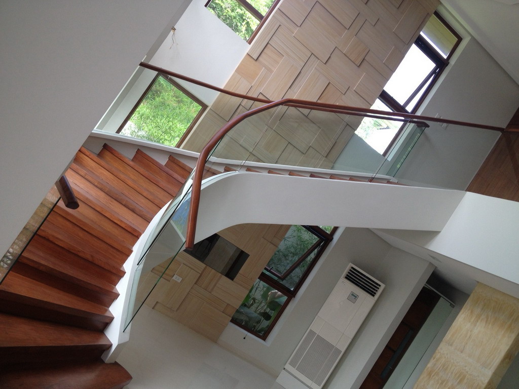 Frameless Glass in Winding Staircase using Curved Clear Tempered Glass